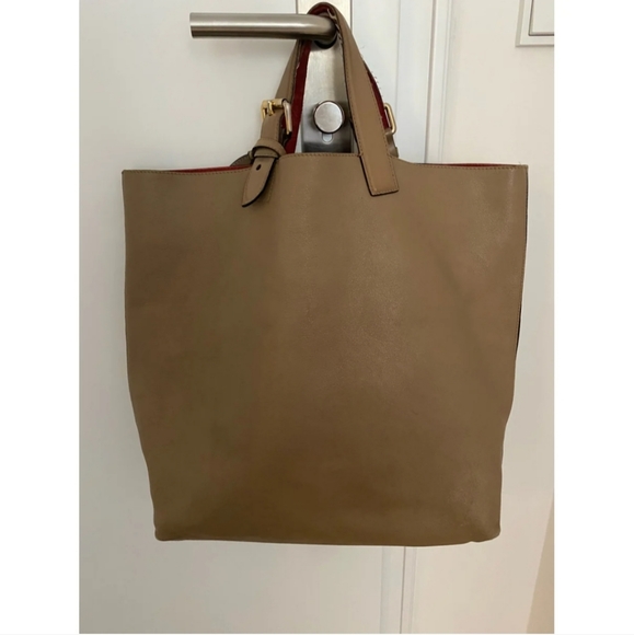 Authentic Burberry Peggy Leather Tote - Picture 3 of 6